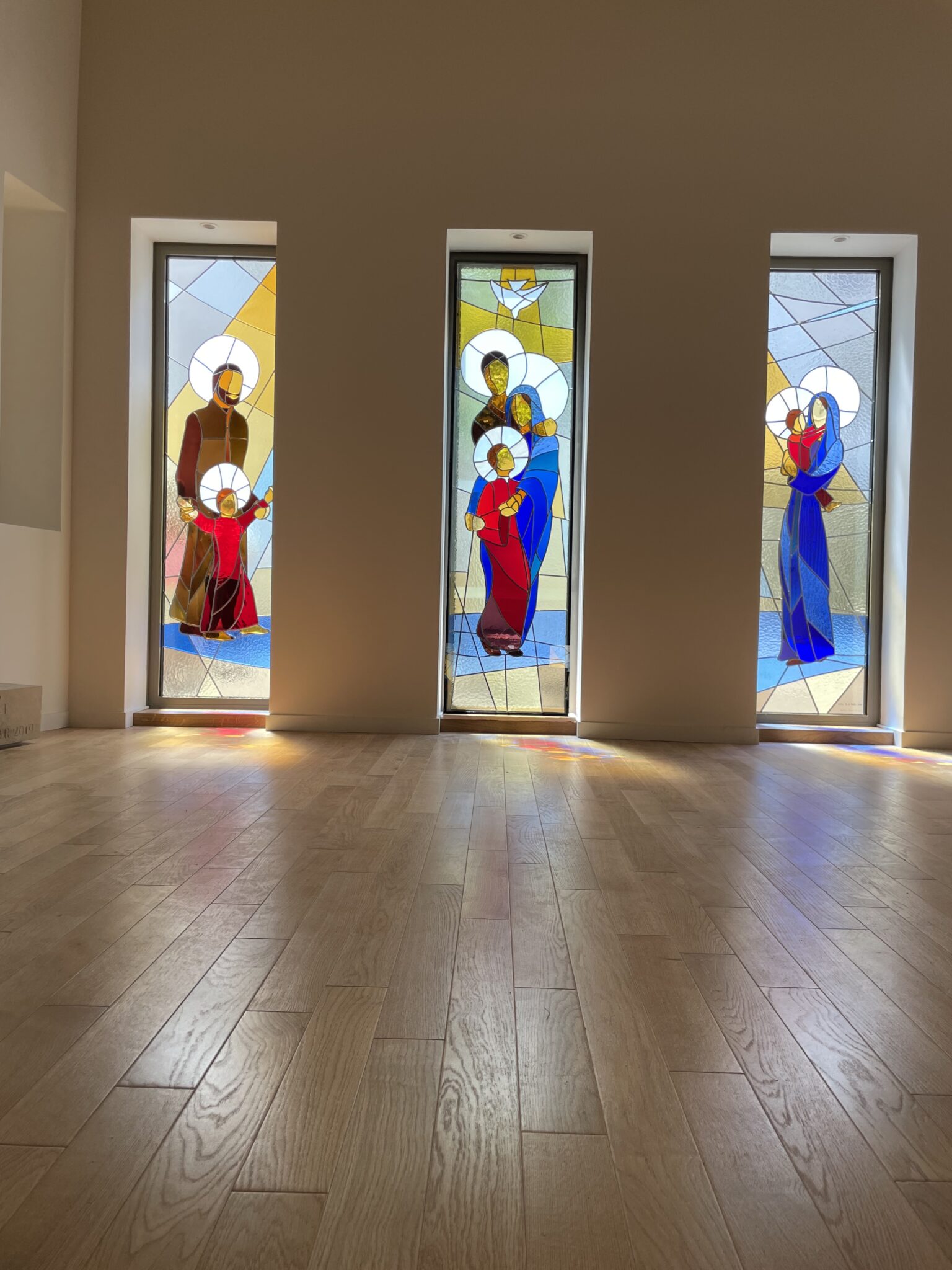 Création de 6 vitraux en verres de couleurs pour la chapelle de la Charité à Clichy (92) – Avril 2023